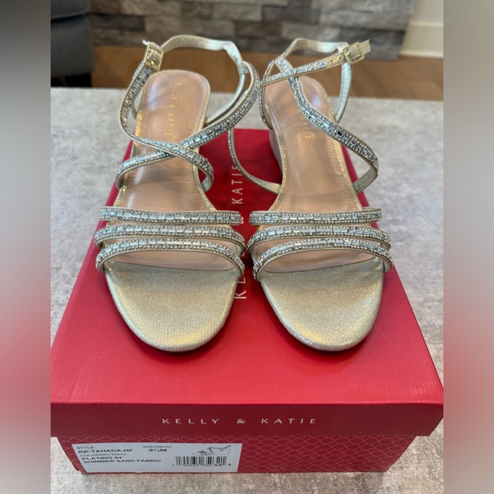 Elegant Strappy Wedge Sandals - Picture 4 of 9